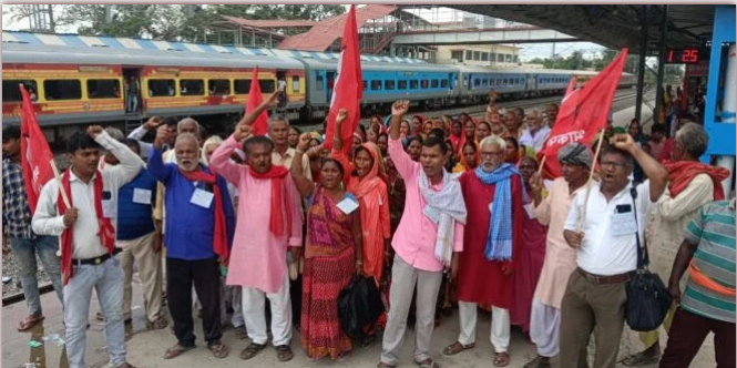 ग्रामीण गरीबो का जत्था 25 जुलाई को विधानसभा मार्च में शामिल होने के लिए ट्रेन से हुआ रवाना