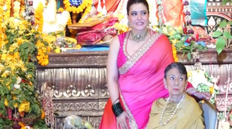 दुर्गा पूजा में मां तनुजा के पैर छूकर काजोल ने लिया आशीर्वाद, वायरल हुआ खास पल