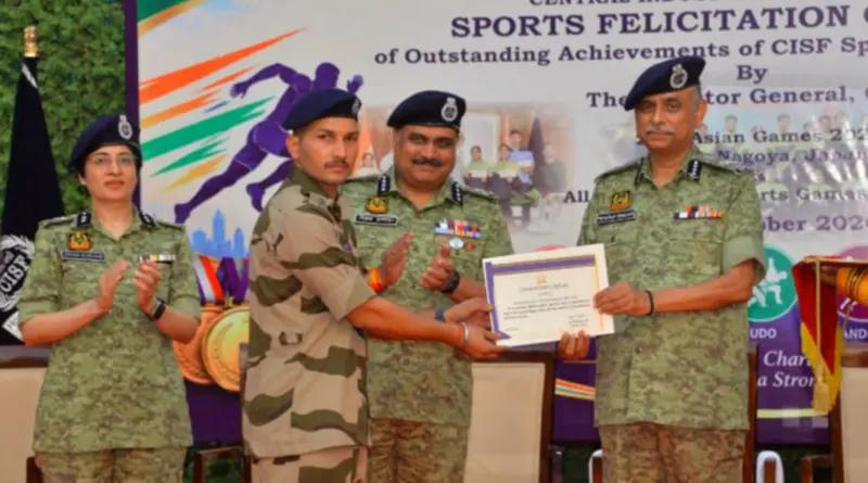 दिल्ली मेट्रो में भाग रहा था संदिग्ध यात्री, CISF जवान ने दौड़कर पकड़ा; मिला इनाम