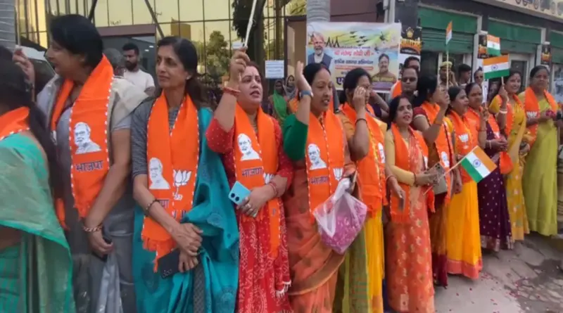 वाराणसी में PM मोदी का भव्य स्वागत, महिलाओं ने फूल बरसाकर जताया आभार