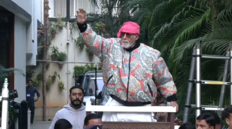 बम धमकी के बाद जलसा के बाहर दिखे अमिताभ बच्चन, साथ रहे अभिषेक