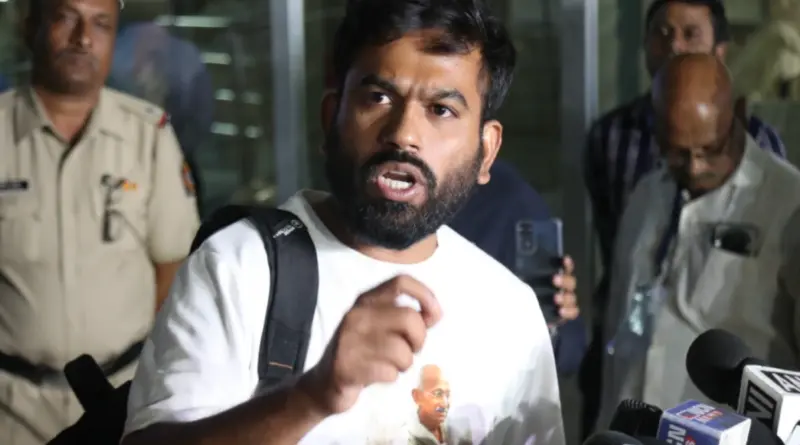सोशल मीडिया अकाउंट बंद करने पर विवाद, अभिजीत दीपके ने सरकार पर उठाए सवाल