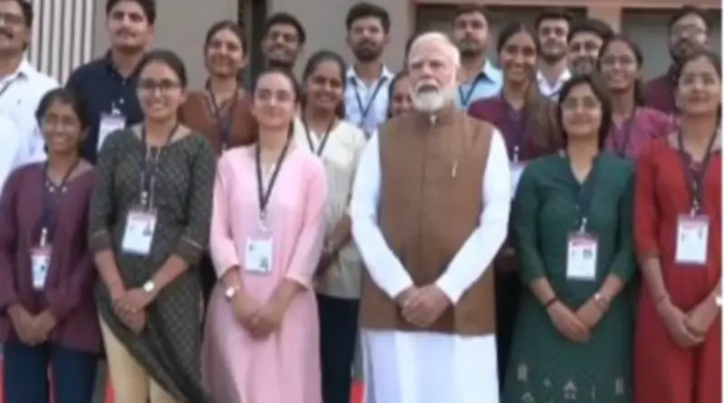 गुजरात में महिलाओं ने PM मोदी से कहा- मोदी नहीं जाएंगे, बनासकांठा दौरे का वीडियो चर्चा में